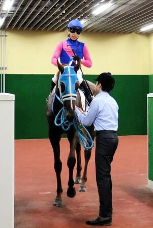 　記念の勝利を挙げて引き揚げてきたメイショウハッケイ