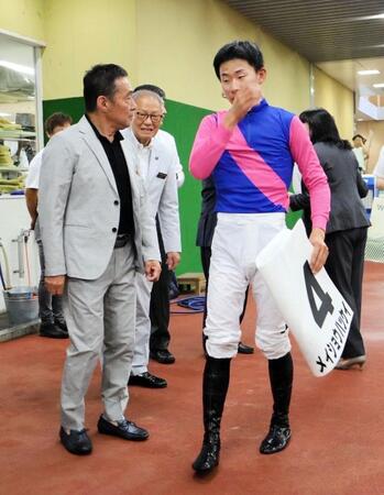 　メイショウハッケイをＶに導き引き揚げる高杉