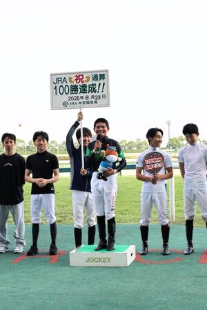 　ＪＲＡ通算１００勝を達成し、笑顔でインタビューに応じる田口