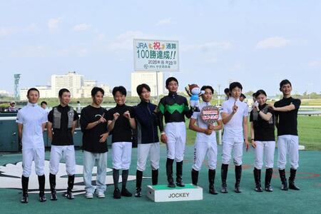 　ＪＲＡ通算１００勝を達成した田口と騎手仲間たち