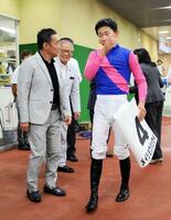 　メイショウハッケイをＶに導き引き揚げる高杉