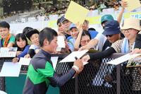 　ＪＲＡ通算１００勝を達成した田口がファンの取材に応じる