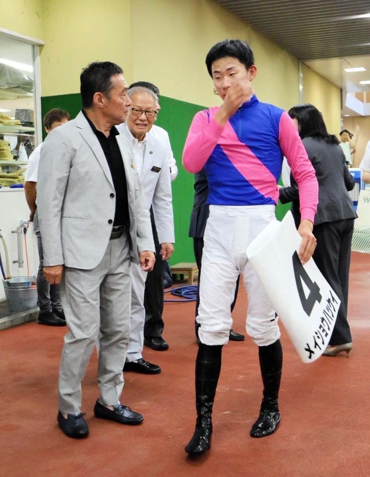 　メイショウハッケイをＶに導き引き揚げる高杉