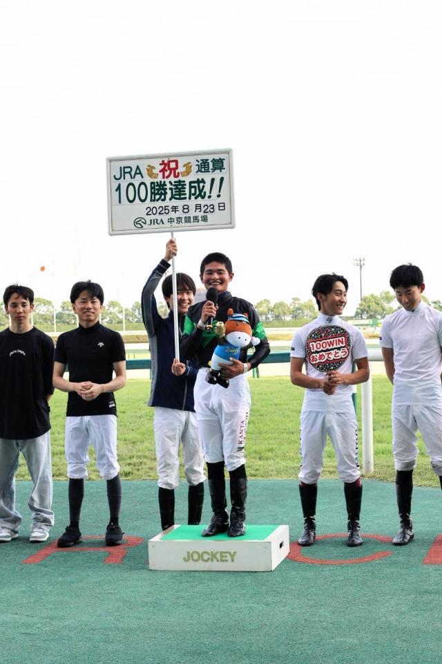 　ＪＲＡ通算１００勝を達成し、笑顔でインタビューに応じる田口