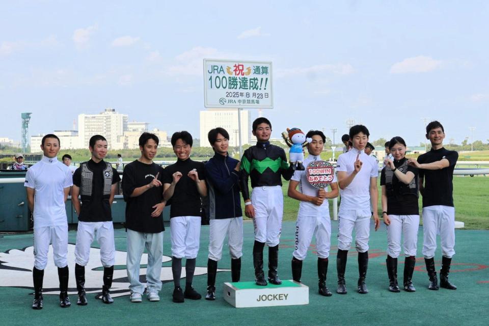 　ＪＲＡ通算１００勝を達成した田口と騎手仲間たち