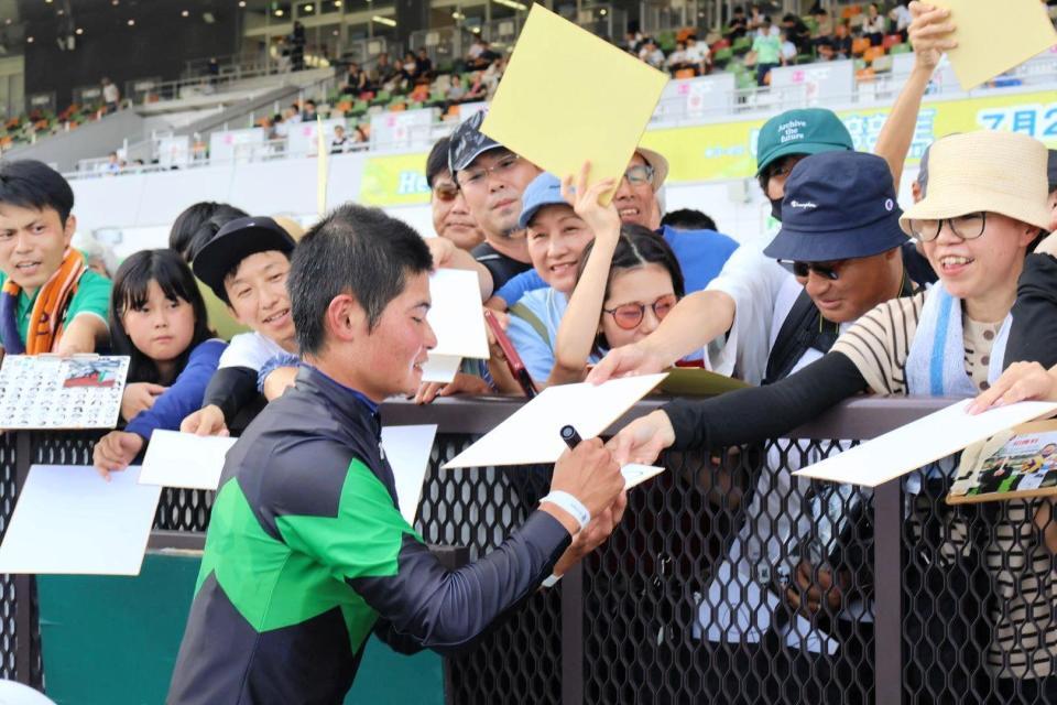 　ＪＲＡ通算１００勝を達成した田口がファンの取材に応じる