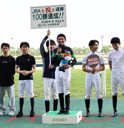 　ＪＲＡ通算１００勝を達成し、笑顔でインタビューに応じる田口