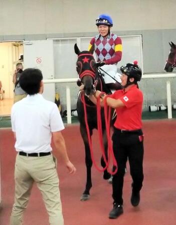 　新馬戦を制し引き揚げてきたローザレイア