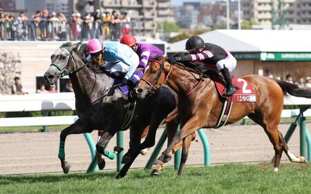 　ゴンサルベス騎乗のマルプリ（右）の猛追を振り切る坂井騎乗のハートホイップ（左）