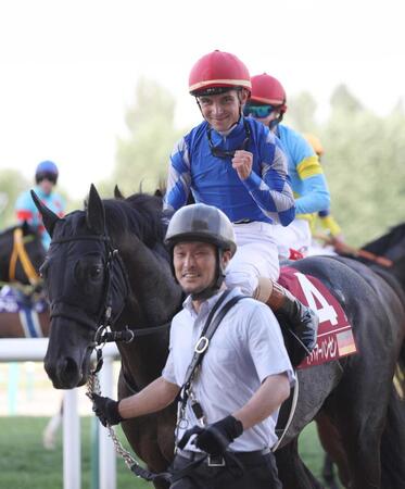 　パトリックハンサムで第２戦を制し、ポーズを決めるハマーハンセン