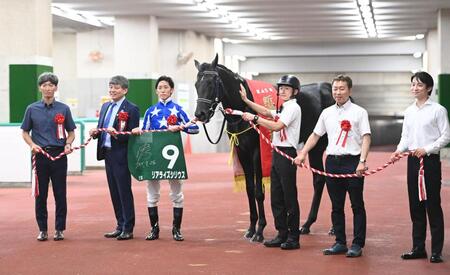 　新潟２歳Ｓを制したリアライズシリウスと津村（左から３人目）と手塚師（右から２人目）＝撮影・園田高夫