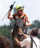 　ハイクオリティでＪＲＡ初勝利を達成し、馬上で声援に応えるゴンサルベス