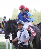 　パトリックハンサムで第２戦を制し、ポーズを決めるハマーハンセン