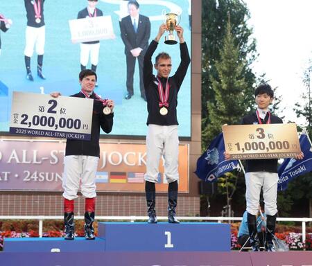 　ＷＡＳＪ個人戦で優勝したトール・ハマーハンセン（中央）。左は２位のクレイグ・ウィリアムズ、右は３位の坂井