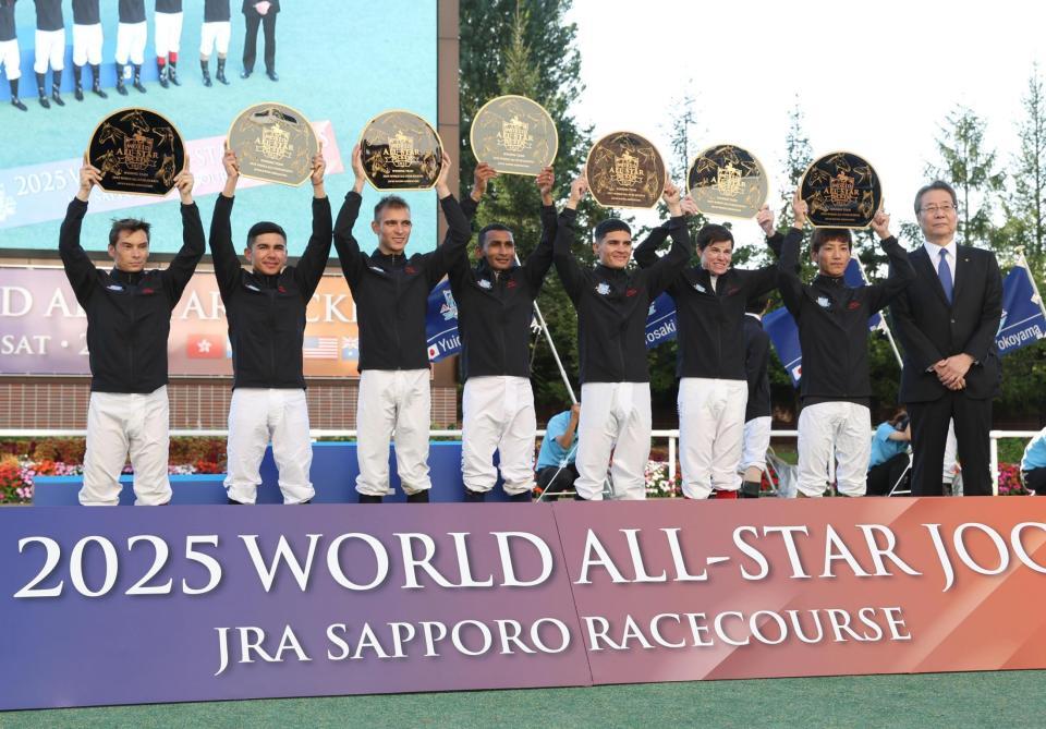 　団体戦で優勝したＷＡＳ選抜の（左から）バデル、ゴンサルベス、ハマーハンセン、ティータン、トーレス、ウィリアムズ、本田重。右端は吉田理事長