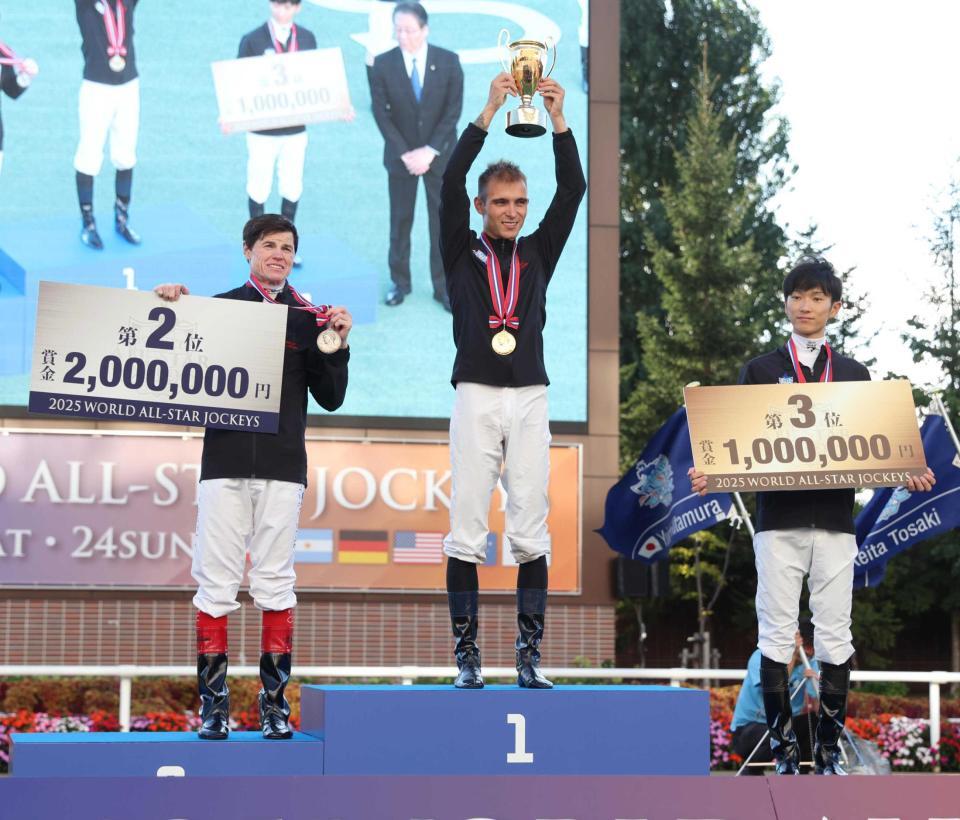 　ＷＡＳＪ個人戦で優勝したトール・ハマーハンセン（中央）。左は２位のクレイグ・ウィリアムズ、右は３位の坂井