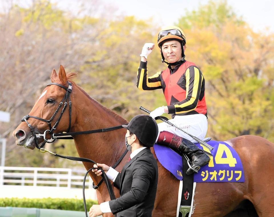 　皐月賞を制したジオグリフとガッツポーズをする福永祐一＝２２年４月１７日、中山競馬場