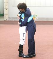 　応援に駆けつけた叔父の和田竜（右）と抱き合う和田翼