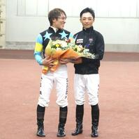 　花束を手渡した川田（右）とラストライドを終えた和田翼