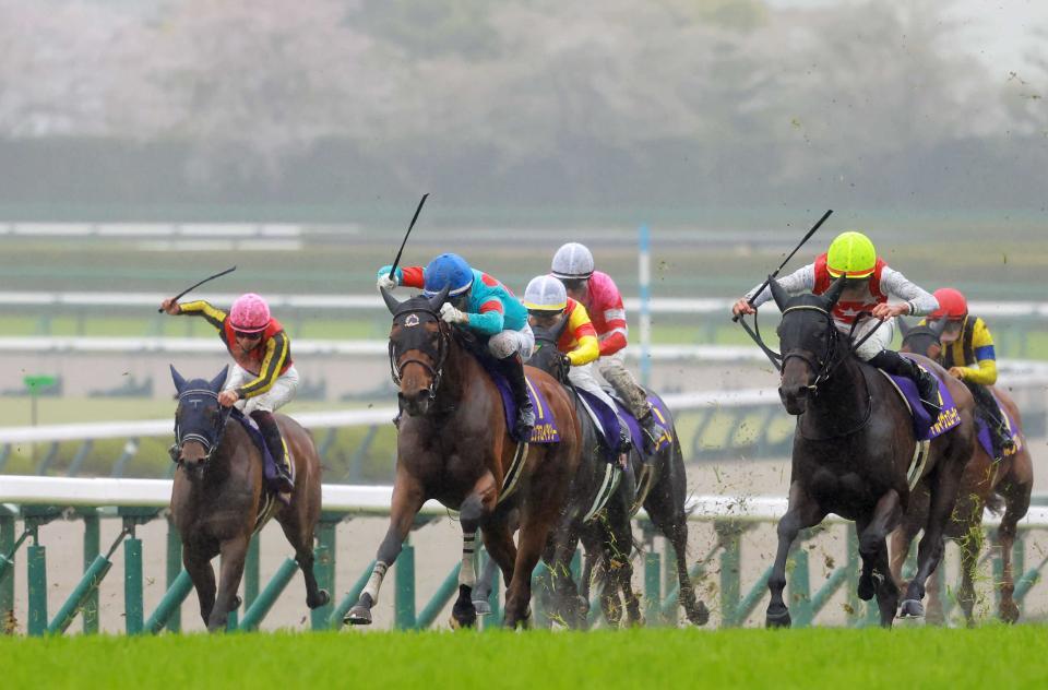 　桜花賞を制したエンブロイダリー（中央）