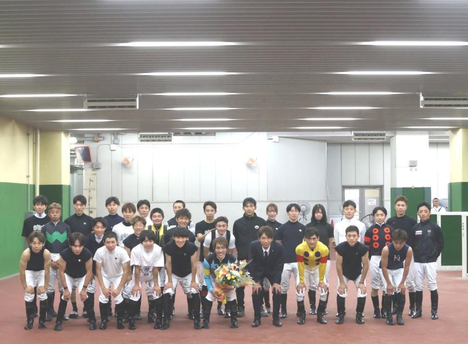 　ラストライドを終えた和田翼（下段中央）と記念撮影に収まるジョッキー
