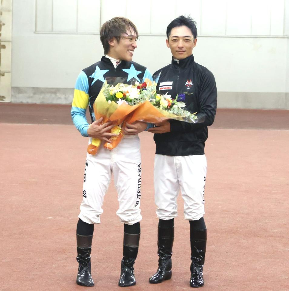 　花束を手渡した川田（右）とラストライドを終えた和田翼