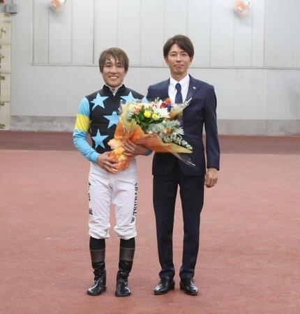 　応援に駆けつけた叔父で騎手の和田竜と和田翼（左）