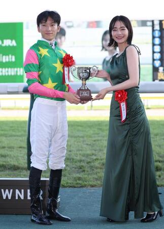 　シランケドで新潟記念を勝利し見上愛（右）と記念撮影におさまる坂井（左）