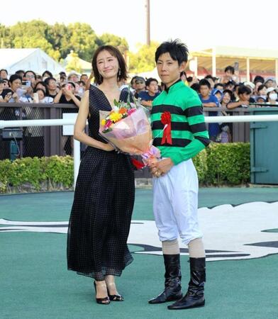 　北村友（右）の隣で笑みを浮かべる松本まりか