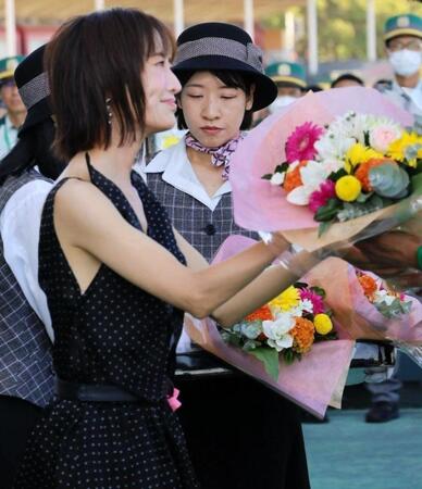 　表彰式で花束を渡す松本まりか