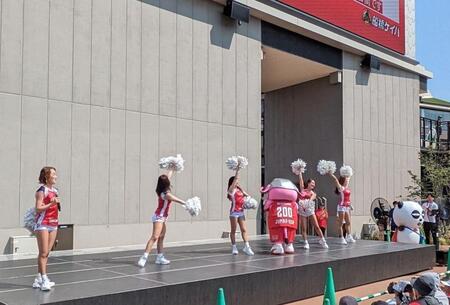 　ダンスパフォーマンスをする千葉ジェッツフライトクルーチアリーダーズ「ＳＴＡＲ　ＪＥＴＳ」