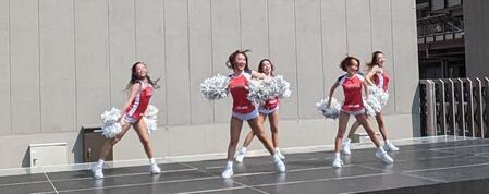 　ダンスパフォーマンスをする千葉ジェッツフライトクルーチアリーダーズ「ＳＴＡＲ　ＪＥＴＳ」