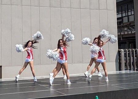 　ダンスパフォーマンスをする千葉ジェッツフライトクルーチアリーダーズ「ＳＴＡＲ　ＪＥＴＳ」