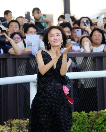 　拍手する松本まりか