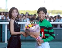 　中京２歳Ｓを制し、松本まりか（左）と笑顔を見せる北村友