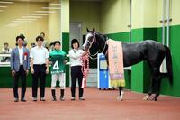 　中京２歳Ｓを制したキャンディードと口取り写真に納まる北村友（左から３人目）、松下師（左端）ら関係者