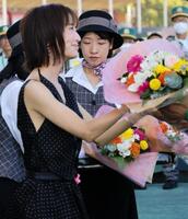 　表彰式で花束を渡す松本まりか