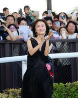 　拍手する松本まりか