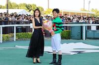 　握手する松本まりか