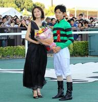 　北村友（右）の隣で笑みを浮かべる松本まりか