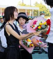 　表彰式で花束を渡す松本まりか