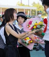 　表彰式で花束を渡す松本まりか