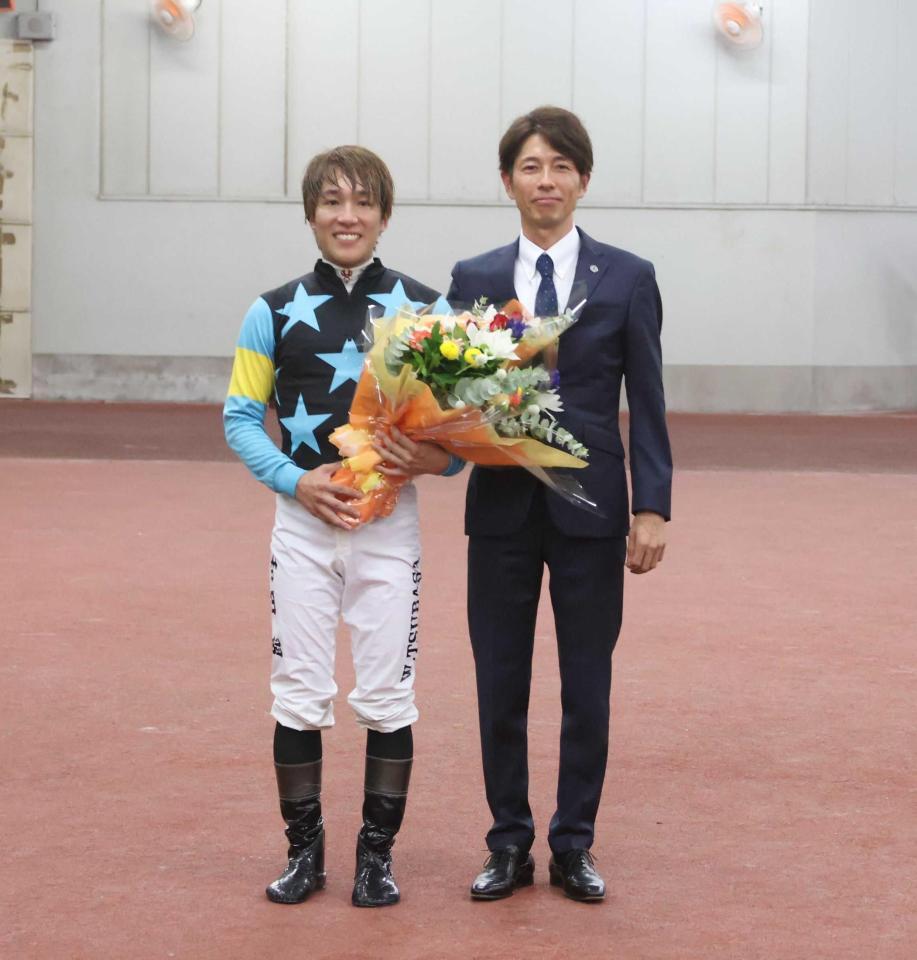 　応援に駆けつけた叔父で騎手の和田竜と和田翼（左）