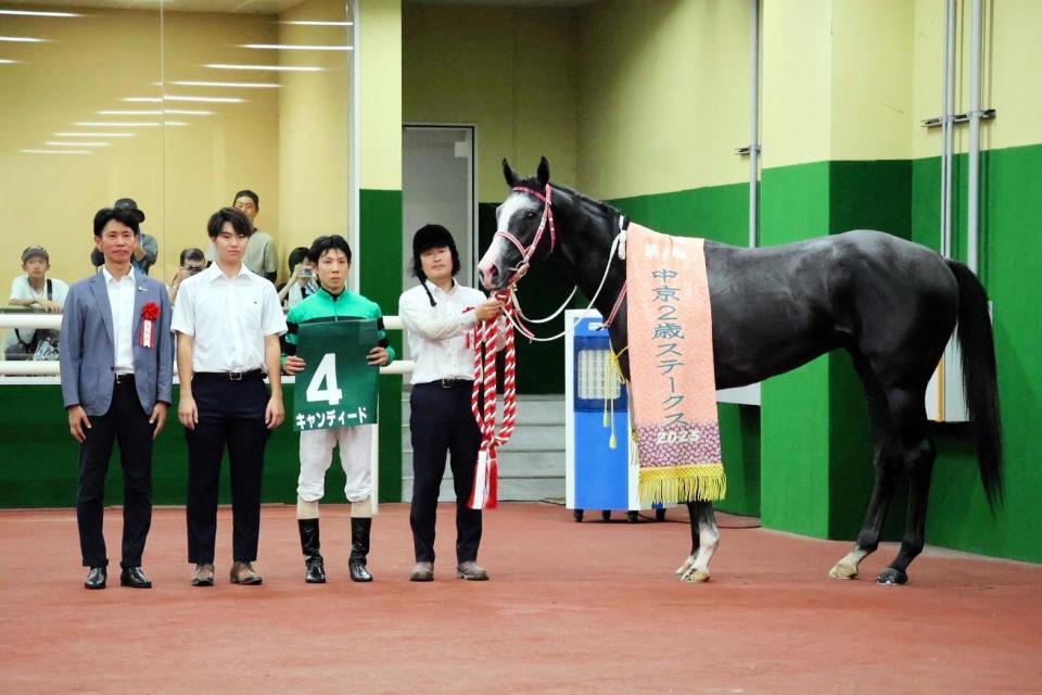 　中京２歳Ｓを制したキャンディードと口取り写真に納まる北村友（左から３人目）、松下師（左端）ら関係者