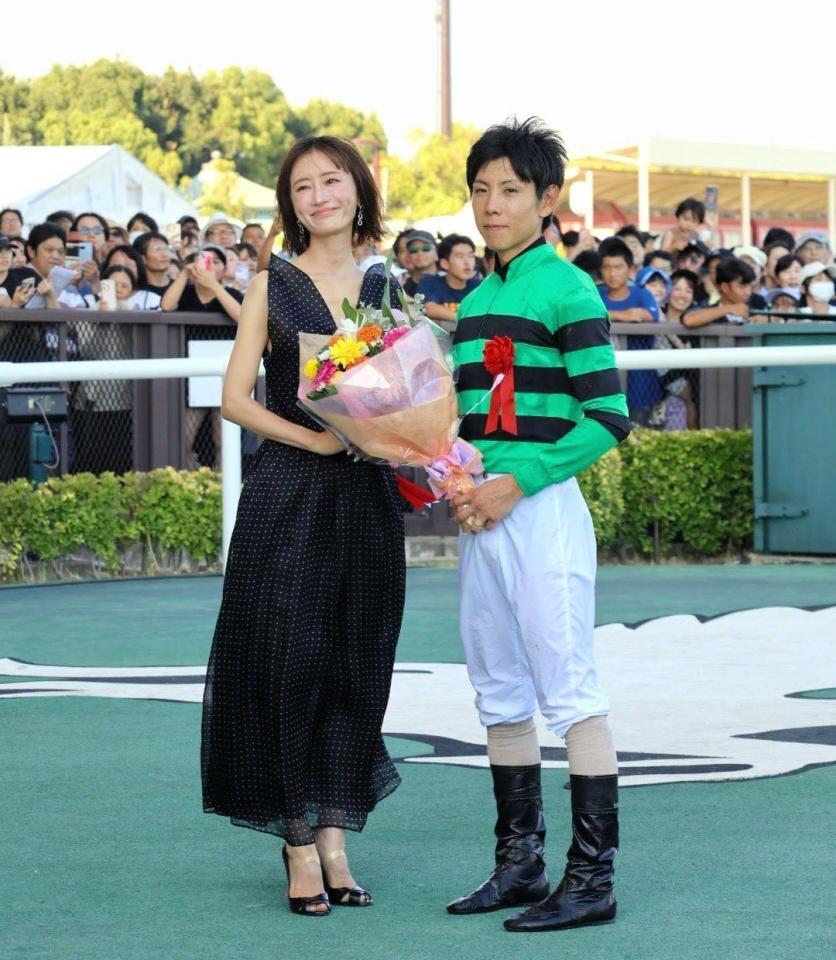 　北村友（右）の隣で笑みを浮かべる松本まりか