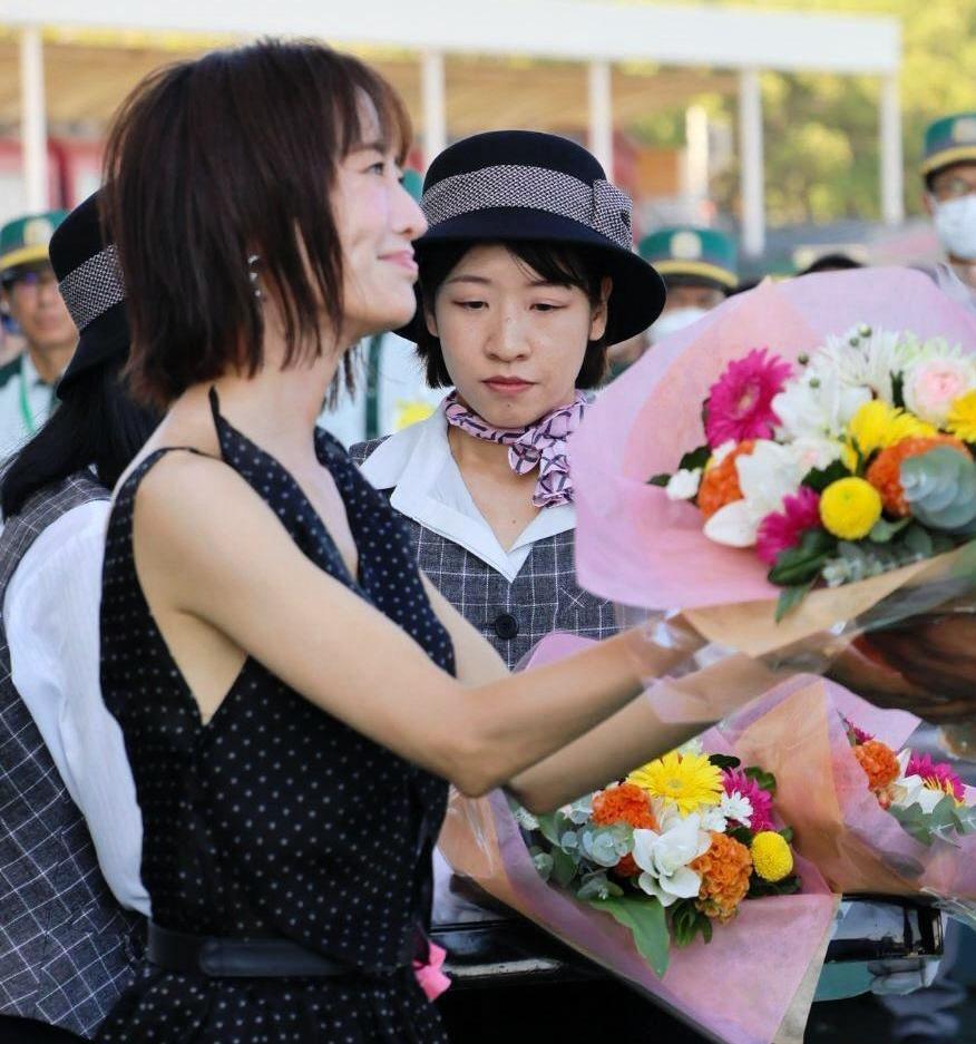 　表彰式で花束を渡す松本まりか