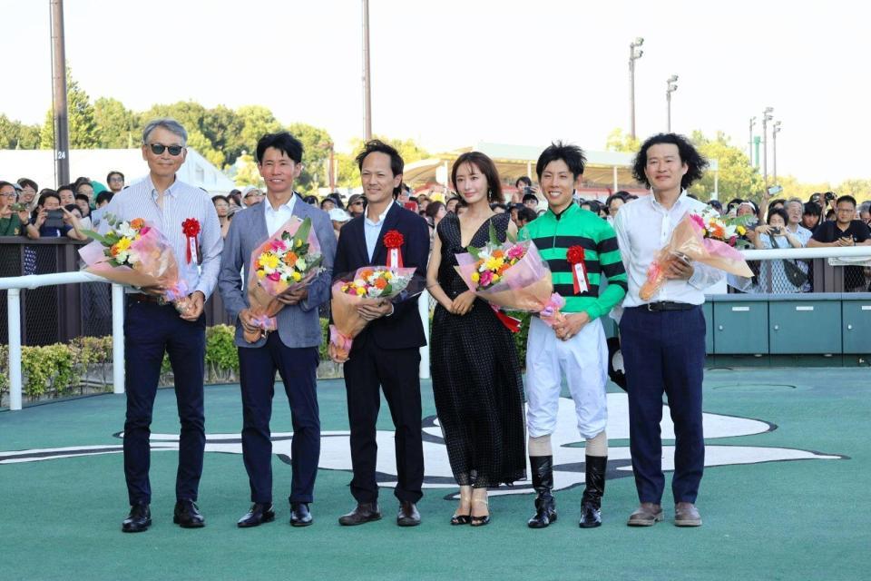 　集合写真で並ぶ松本まりか（左から４人目）