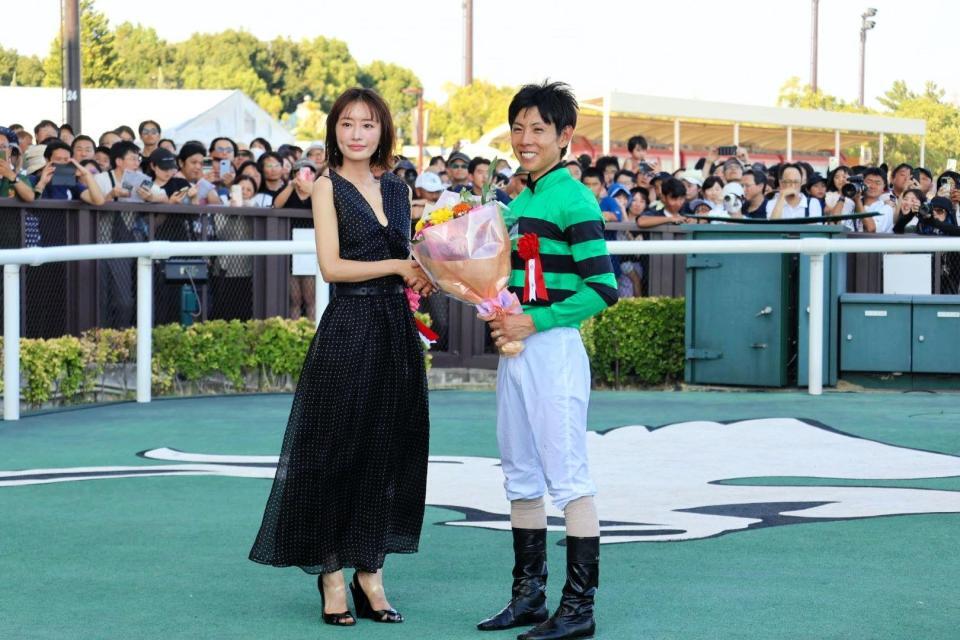 　握手する松本まりか