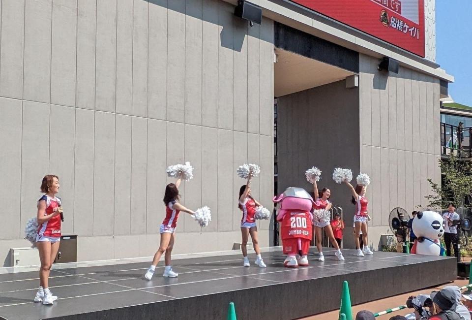 　ダンスパフォーマンスをする千葉ジェッツフライトクルーチアリーダーズ「ＳＴＡＲ　ＪＥＴＳ」