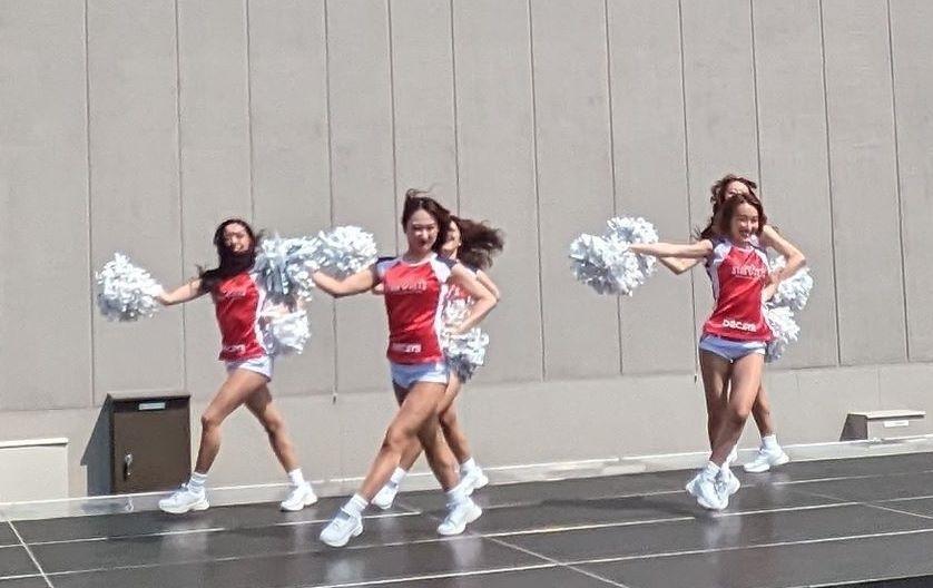 　ダンスパフォーマンスをする千葉ジェッツフライトクルーチアリーダーズ「ＳＴＡＲ　ＪＥＴＳ」